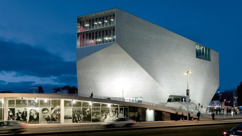 The minimalist structure of the Casa da Musica