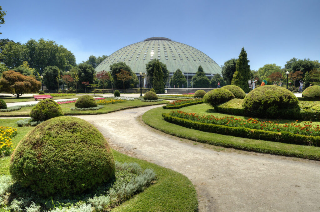 Wandering round the peaceful gardens at the Palácio de Cristal