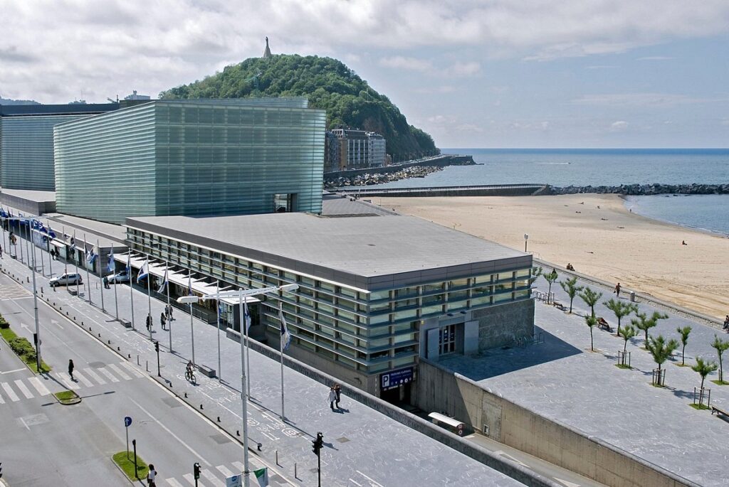 Sala Kubo-Kutxa overlooking Zurriola beach