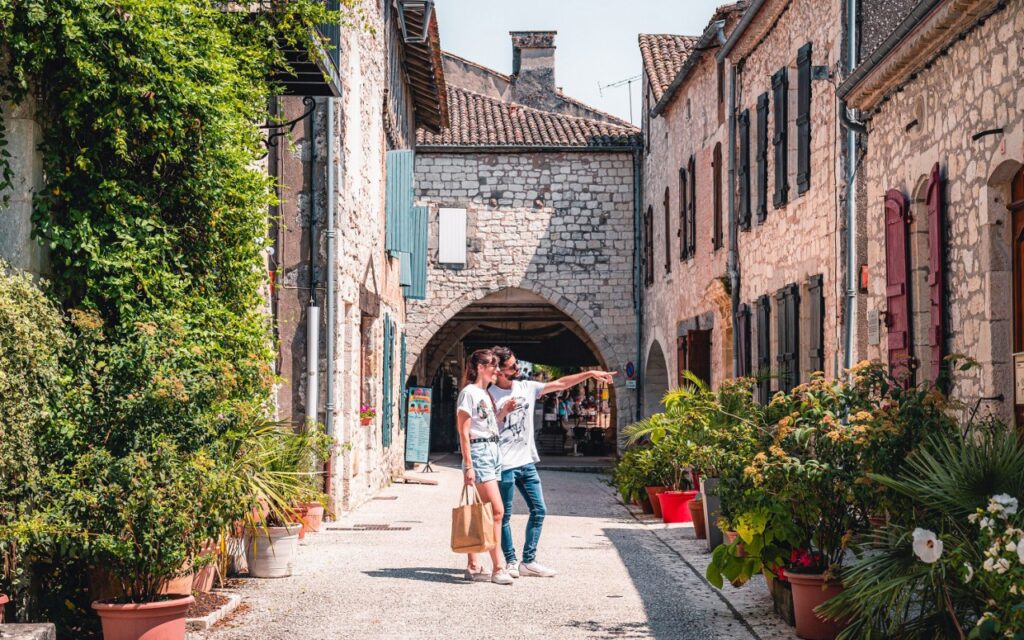 Browsing pretty streets in Monflanquin